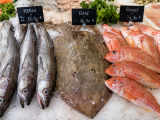 Dossiers: Merlu, raie, rouget : comment cuisiner les trois poissons à surveiller chez le poissonnier cet été