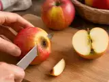 Dossiers: Peut-on manger un fruit moisi après avoir coupé la partie abîmée ?