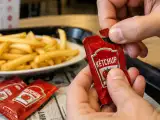 Dossiers: Les sachets de ketchup vont-ils vraiment disparaître des restaurants ?