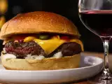 Dossiers: Cheeseburger et vin : les accords qui rendent la bouchée plus légère