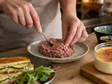 Dossiers: Menu du jour, 3 septembre : tartare de saucisson, sandwich aux courgettes et crème aux œufs