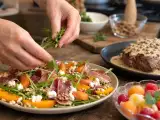 Dossiers: Menu du jour, 8 septembre : salade fruitée au magret de canard, pavé de boeuf crémeux et coupe melon fruitée