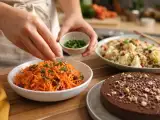 Dossiers: Menu végétarien, 27 septembre : salade de carotte sucré-salée, une salade de quinoa et choux-fleur, et un fondant à la châtaigne au chocolat