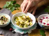 Dossiers: Menu végétarien, 4 octobre : semoule de chou-fleur aux raisins secs et amandes, poêlée de poireaux et pommes de terre, tapioca aux framboises et lait d'amande