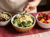 Dossiers: Menu végétarien, 8 octobre : salade de chou rouge et de céleri rave, chou romanesco gratiné au gorgonzola et aux amandes, salade d'oranges aux fruits rouges et à la menthe