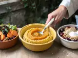 Dossiers: Menu végétarien, 11 octobre : salade carotte-fenouil-raisins secs, timbales de semoule aux saveurs orientales, crumble aux prunes et purée d'amande