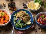 Dossiers: Menu végétarien, 31 octobre : salade de carottes râpées à l'orange et à la cannelle, steaks de chou-fleur à la harissa, compote pomme prunes