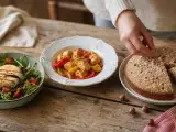 Dossiers: Menu du jour, 30 octobre : salade au fromage de chèvre, poulet basquaise express et gâteau aux noisettes