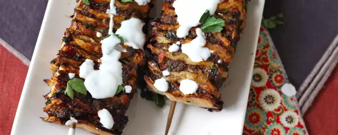 Lavash kebab avec des tortillas, les fameuses brochettes faciles cuites au four!