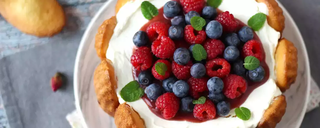 Charlotte aux fruits rouges avec des madeleines