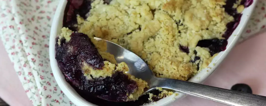 Cake crumble aux myrtilles: le gâteau qui allie fondant, moelleux et croquant!
