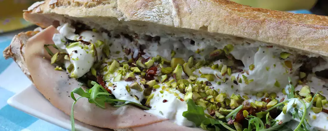Sandwich à l'italienne ultra gourmand à la mortadelle et burrata