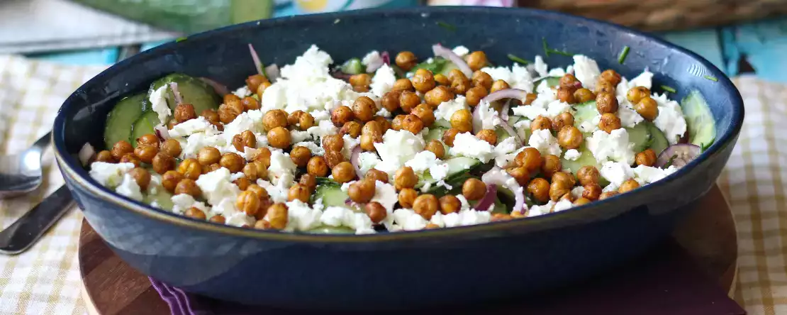 Salade de concombre, pois chiches rôtis, avocat et feta