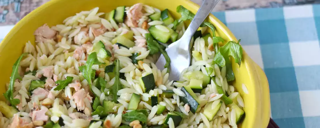 Salade de pâtes orzo au saumon et à la courgette