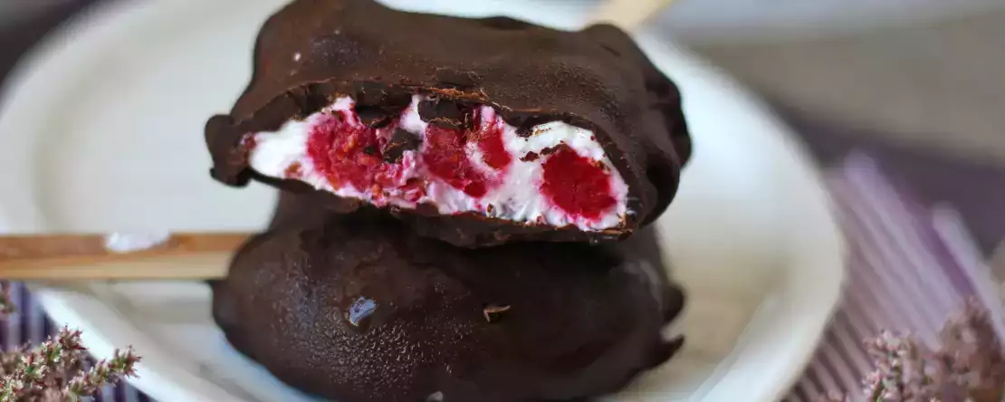 Glaces skyr, framboise et chocolat. le snack sain des journées ensoleillées!