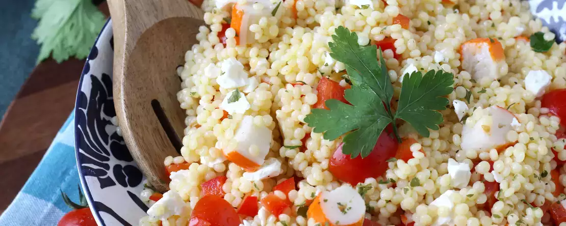 Salade de couscous perlé au surimi : fraîche, facile et parfaite pour l’été