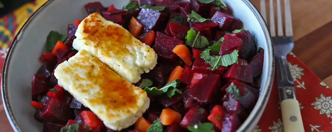 Salade de betteraves au halloumi grillé
