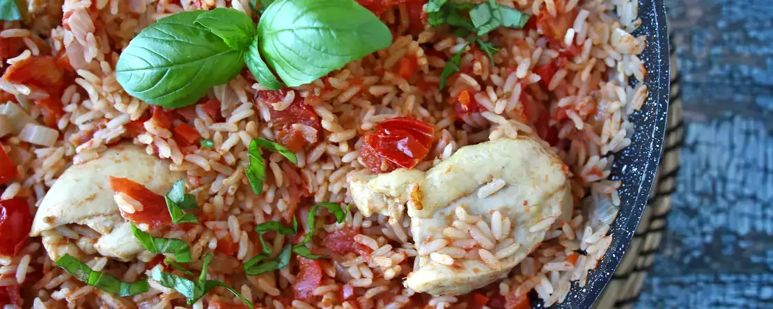 One pot au poulet, riz à la tomate et au poivron