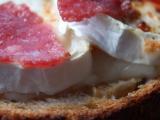 Recette Tartines piquantes au fromage de chèvre et au salami