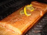 Recette Filet de saumon grillé, sur planche de cèdre, sauce au concombre et à l' aneth