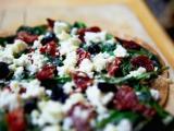 Recette Pizza verte aux tomates séchées et feta