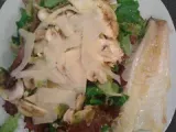 Recette Salade de carpaccio d'artichauts crus et champignons servie avec un filet de bar grillé