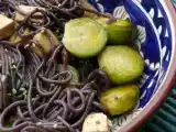 Recette Nouilles de riz noires sautées aux choux de bruxelles et tofu...