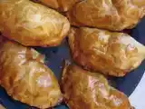 Recette Chaussons à la viande, pruneau herbes fraiches et poivre à queue