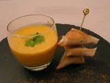 Recette Soupe crémeuse aux carottes, lait de coco et coriandre accompagnée de petits samoussas