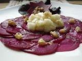 Recette Carpaccio de betterave, vinaigrette poire, noix et fève tonka