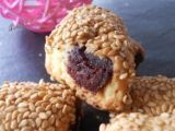 Recette Petits gâteaux fourrés aux dattes et parsemés aux graines de sésame