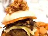Recette Burgers au poivron rouge et noix de cajou, garnis de champignons et de pikauba.