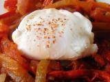 Recette Oeuf poche sur piperade coloree