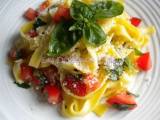 Recette Tagliatelles aux tomates crues, ail et basilic