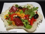 Salade aux couleurs italiennes dans une coque de parmesan et romarin