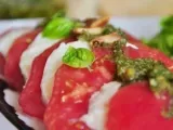 Recette Tomate mozzarella au pesto de basilic maison & réduction de vinaigre balsamique