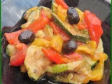 Recette Salade de courgettes cuites, poivrons et tomates à l'huile d'olive et au basilic