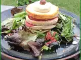 Recette Salade aux tomates confites et croque monsieur chèvre-bacon façon millefeuille
