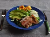 Recette Salade de poire, avocat, fromage et jambon croustillant.