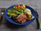 Recette Salade de poire, avocat, fromage et jambon croustillant.