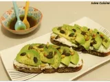 Recette Avocado toast : avocats, chèvre frais, et graines