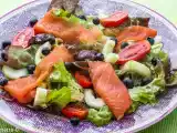 Recette Salade de truite fumée, myrtilles, concombre et tomates