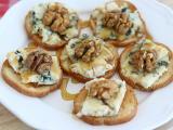 Recette Toasts au roquefort, noix et miel