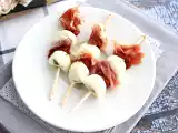 Recette Brochettes apéritives mozzarella, jambon cru et tomates séchées
