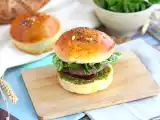 Recette Burger à l'italienne : sauce pesto, tomates séchées, mozzarella