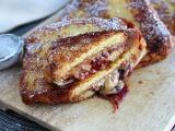 Recette Pain perdu au beurre de cacahuètes et confiture de fruits rouges