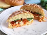 Recette Sandwich poulet mariné, coleslaw, tomates, basilic