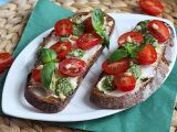 Recette Tartines fromage frais, pesto et tomates cerises