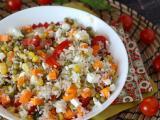 Salade de riz végétarienne: feta, maïs, carottes, petits pois, tomates cerises et menthe