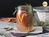 Recette Eau aromatisée au pamplemousse et au romarin : la boisson détox de l'été sans sucre ajouté!